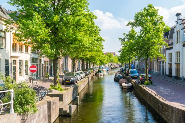 Canal Bakenessergracht en Haarlem, Países Bajos — Foto de Stock