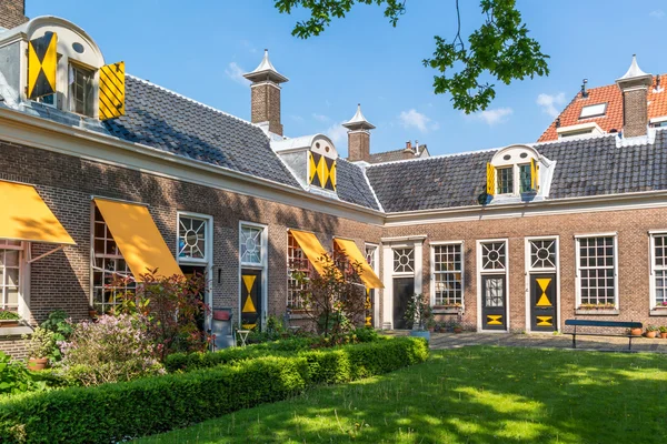 Patio de Hofje van Staats en Haarlem, Países Bajos — Foto de Stock