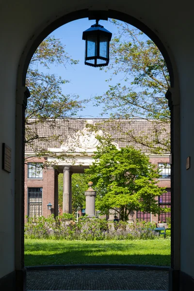 Pátio Teylershofje em Haarlem, Países Baixos — Fotografia de Stock