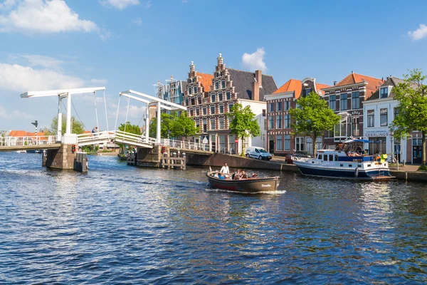 Puente y barco del canal en el río Spaarne, Haarlem, Países Bajos — Foto de Stock