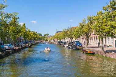 Alkmaar içinde Oudegracht kanalı, Hollanda