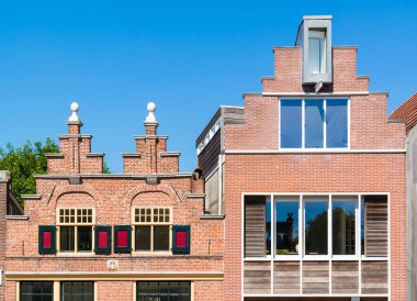 Alkmaar, Hollanda'da eski ve yeni basamaklı gables