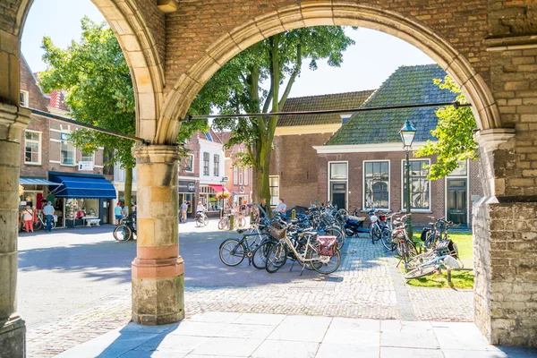 Koorstraat tiendas, personas y arcadas de la iglesia en Alkmaar, Nethe — Foto de Stock