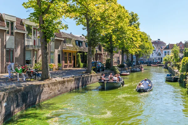 Barcos em Lindegracht canal em Alkmaar, Países Bajos — Fotografia de Stock