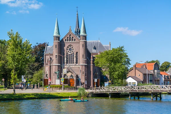 Joseph 's Church junto a Singelgracht, Alkmaar, Países Bajos — Foto de Stock