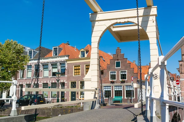 Puente del canal Oudegracht en Alkmaar, Países Bajos — Foto de Stock