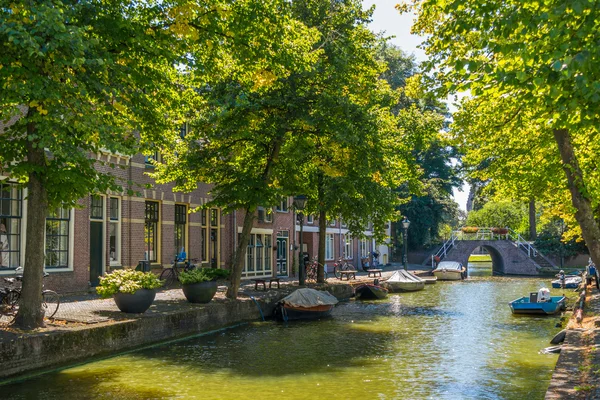 Baangracht canal en Alkmaar, Países Bajos — Foto de Stock