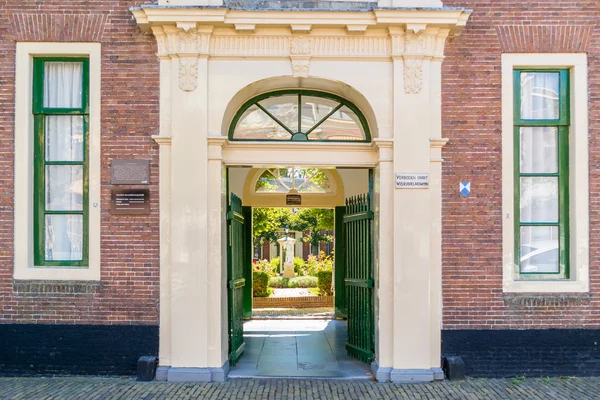 Puerta de entrada al patio Wildemanshofje en Alkmaar, Países Bajos — Foto de Stock