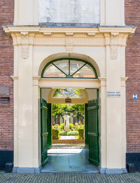 Puerta de entrada al patio Wildemanshofje en Alkmaar, Países Bajos — Foto de Stock