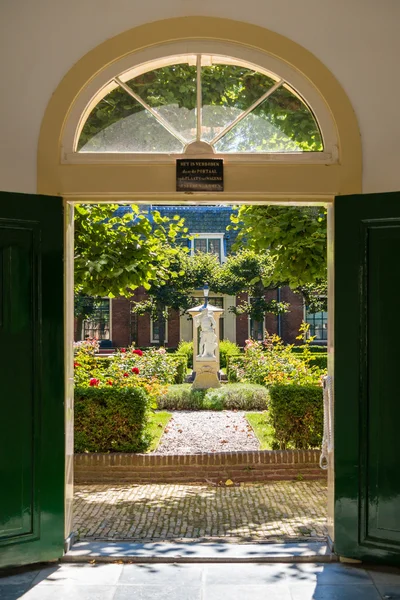 Puerta de entrada al patio Wildemanshofje en Alkmaar, Países Bajos — Foto de Stock