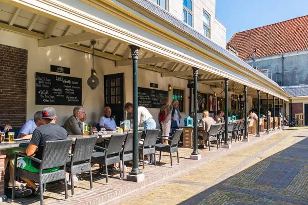 Vismarkt café al aire libre en Alkmaar, Países Bajos — Foto de Stock