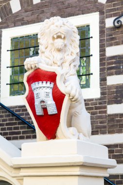 Alkmaar belediye binasıaslan heykeli, Hollanda