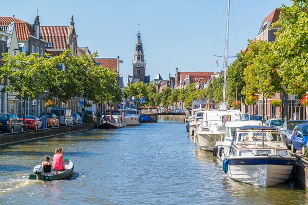 Luttik Oudorp canal y pesan casa en Alkmaar, Países Bajos — Foto de Stock