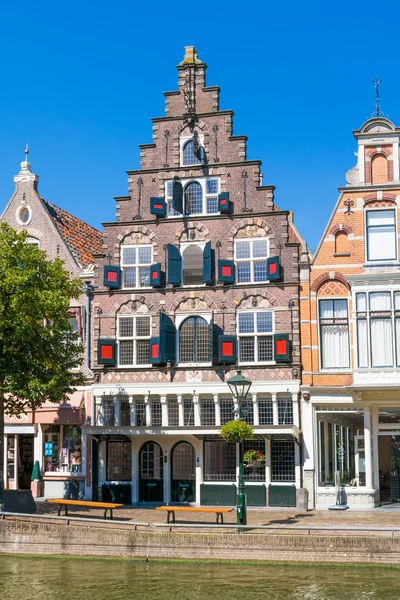 Starý sklad s odstupňovatelné v Alkmaaru, Nizozemsko — Stock fotografie