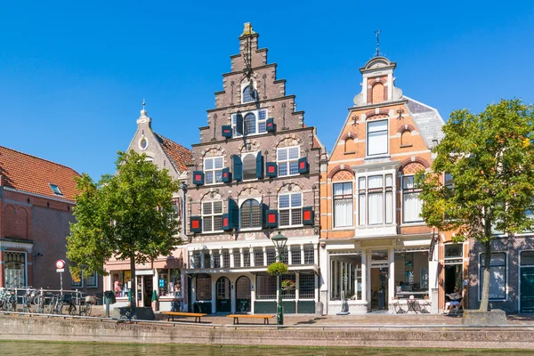В голландском городе Алкмаар горит старый деревянный дом со ступенчатым остеклением — стоковое фото