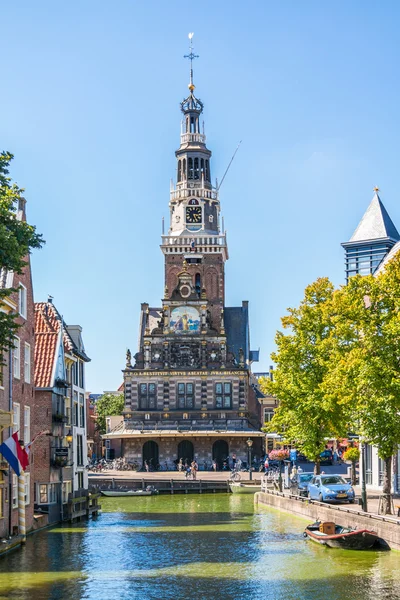 Waag, casa de pesaje, desde el canal de Zijdam en Alkmaar, Países Bajos — Foto de Stock