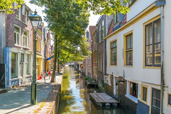 Canal de Kooltuin con casas en Alkmaar, Países Bajos — Foto de Stock