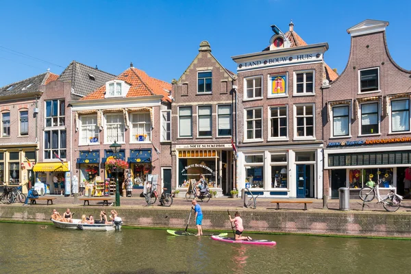 Canal de Voordam con paddle surfers, Alkmaar, Países Bajos — Foto de Stock