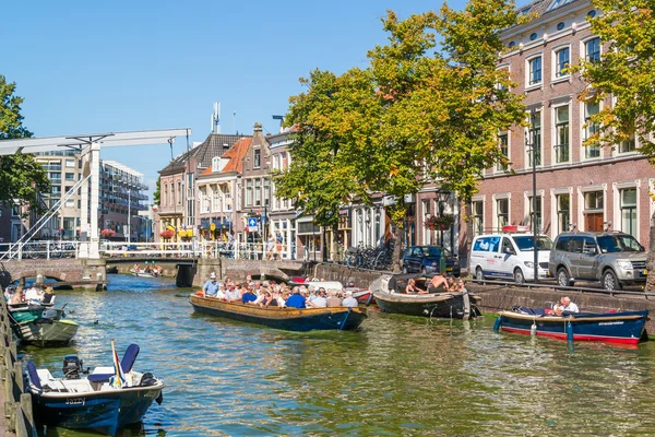 Personas en embarcaciones en el canal Voordam en Alkmaar, Países Bajos — Foto de Stock