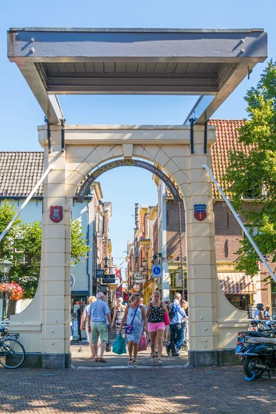 Personas en puente levadizo en Alkmaar, Países Bajos — Foto de Stock