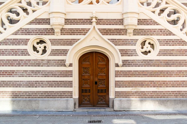 Deur van het stadhuis van Alkmaar, Nederland — Stockfoto