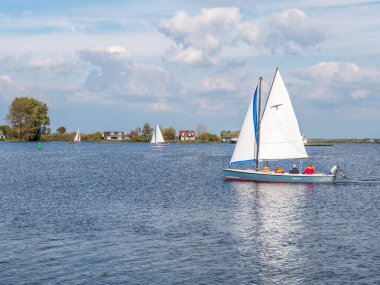 GROU, NETHERLANDS - 20 SEP 2017: Friesland 'daki Frizya göllerinden biri olan Grouw' daki Pikmeer Gölü 'nde yelkenli tekne