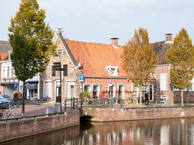 SNEEK, NETHERLANDS - SEP 29, 2017: Eski şehir Sneek, Snits in Friesland 'da Hoogend and Grootzand' ın sokak sahnesi