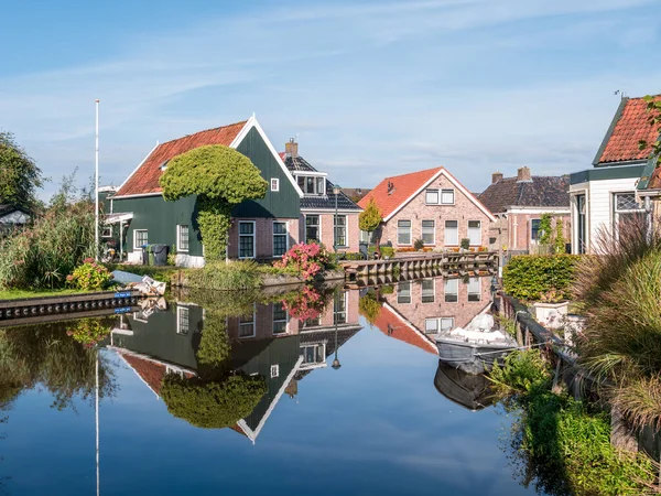 Warga Nederland Sep 2017 Huizen Reflecterend Rustig Water Van Wargaastervaart — Stockfoto