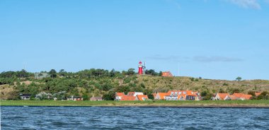 Vuurboetsduin 'de Vuurduin deniz feneri ve Wadden Denizi' nden Doğu-Vlieland kasabası, Friesland, Hollanda