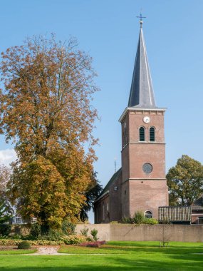 AKKRUM, NETHERLANDS - SEP 24, 2017: Akkrum, Friesland 'daki ıslah edilmiş kilise Terptsjerke