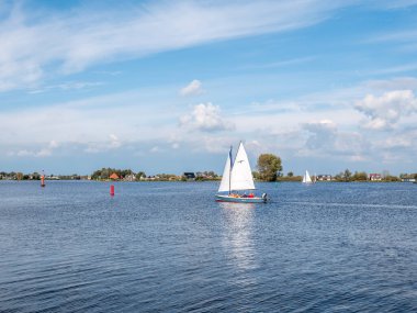 GROU, NETHERLANDS - 20 SEP 2017: Friesland 'daki Frizya göllerinden biri olan Grouw' daki Pikmeer Gölü 'nde yelkenliler