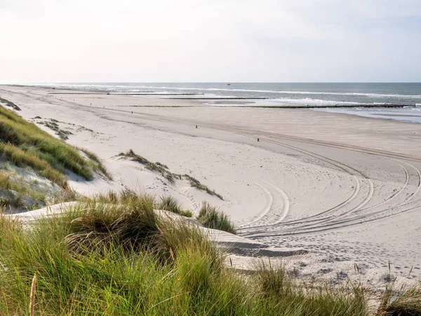 Strand Met Bandensporen Duinen Aan Noordzeekust Van Het Waddeneiland Vlieland — Stockfoto