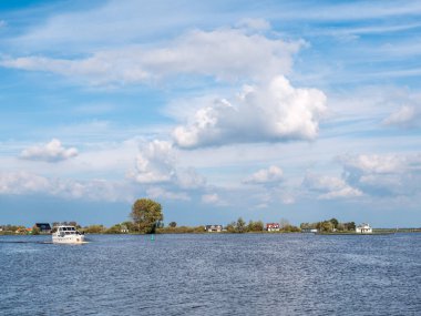 GROU, NETHERLANDS - 20 SEP 2017: Friesland 'daki Frizya göllerinden biri olan Grouw' daki Pikmeer Gölü 'nde tekne gezisi