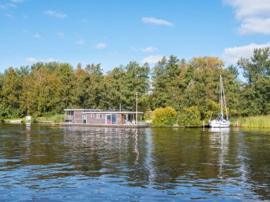 DODE VENEN, NETHERLANDS - 23 EP 2017: Kanal genişliğindeki tekne ve yelkenli ulusal park Alde Feanen, Friesland