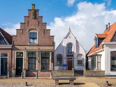 İŞ, NETHERLANDS - 5, 2017: Bethel Kilisesi ve eski kasabası Workum, Friesland 'da basamaklı eski ev