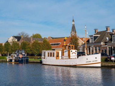 IJLST, NETHERLANDS - 1, 2017 Wijddraai kanalı, Ijlst, Friesland 'deki evleri ve tekneleri