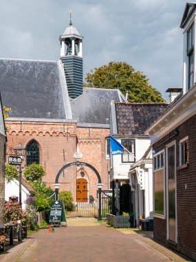 GROU, NETHERLANDS - 20 SEP 2017: Pieterskerk Kilisesi ile eski şehir Grouw, Friesland