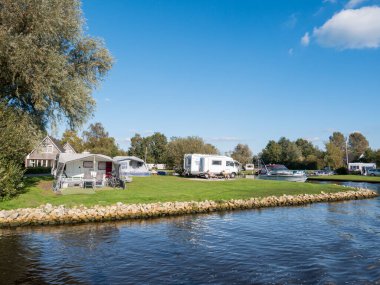 EERNEWOUde, NETHERLANDS - 23. SEP 2017: Earnewald 'daki kamp alanının yakınında dinlenen insanlar, doğa rezervi Alde Feanen, Friesland