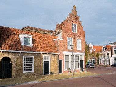 SNEEK, NETHERLANDS - SEP 29, 2017: Friesland 'ın eski kenti Snits' te Hoogend 'e basılan tarihi ev