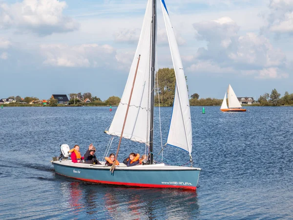 PIKMEER, NETHERLANDS - 20 SEP 2017: Friesland 'daki Frizya göllerinden biri olan Grouw' daki Pikmeer Gölü 'nde yelkenli insanlar