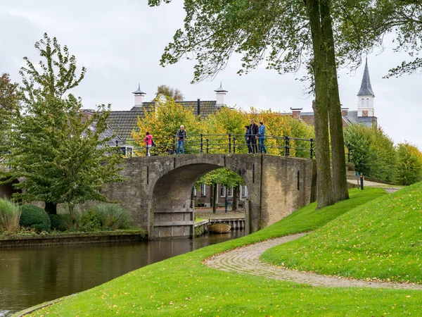 Sloten Países Bajos Octubre 2017 Gente Caminando Por Puente Puerta — Foto de Stock