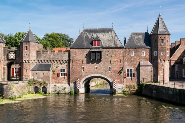 Puerta de la ciudad Koppelpoort en Amersfoort, Países Bajos — Foto de Stock