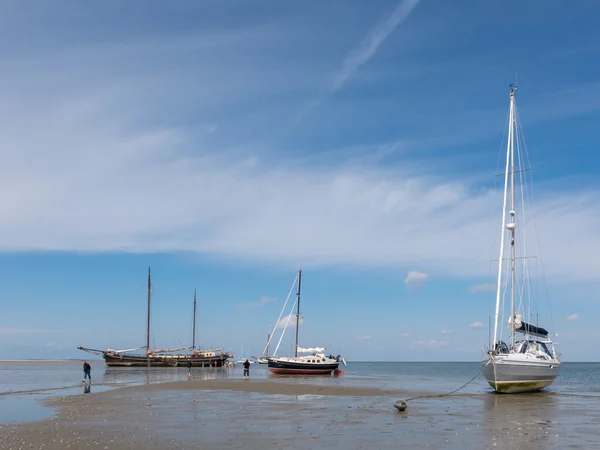 Barche sulle maree del mare di Wadden — Foto Stock