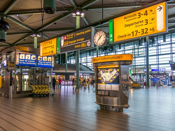 Schiphol Amsterdam Airport train terminal, Holland — Stockfoto