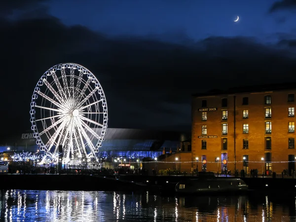 Moon shining over Albert Dock warehouses and wheel at night, Liv — Stockfoto