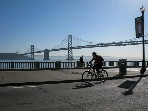 Ciclista y Puente de la Bahía en San Francisco —  Fotos de Stock