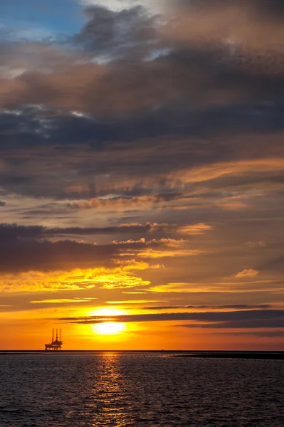 Gün batımında offshore platformu