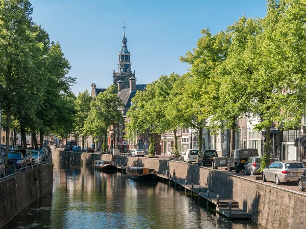 Kanal ve kilise kule Gouda, Hollanda
