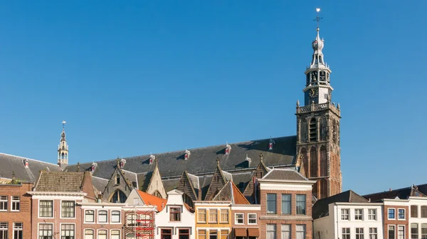 Igreja e casas em Gouda, Holanda — Fotografia de Stock