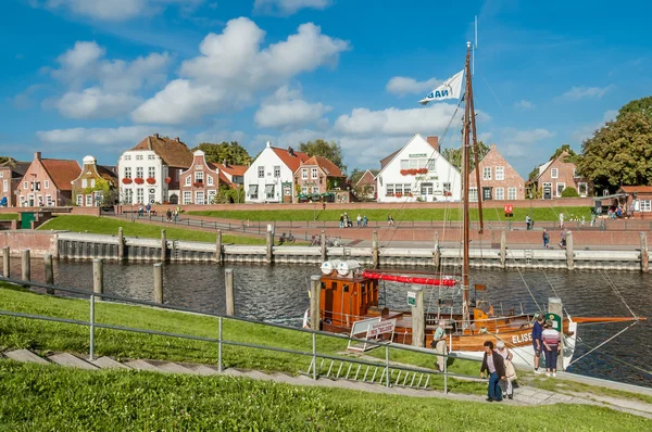 Huizen en boot in Greetsiel, Duitsland — Stockfoto